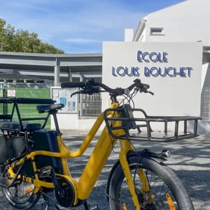 Vélo cargo Giant Momentum Pakyak devant l'école Louis Bouchet à Royan