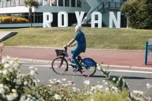 Modalis vélos en libre-service en Pays Royannais devant le palais des congrès