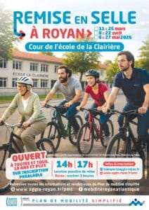 Quatre adultes à vélo devant l'école de La Clairière à Royan, affiche de l'atelier Remise en selle 2026 organisé par la CARA.