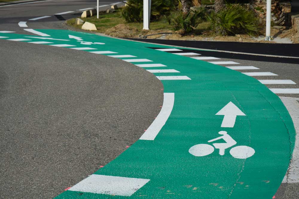 Tracé peint en vert d'une piste cyclable